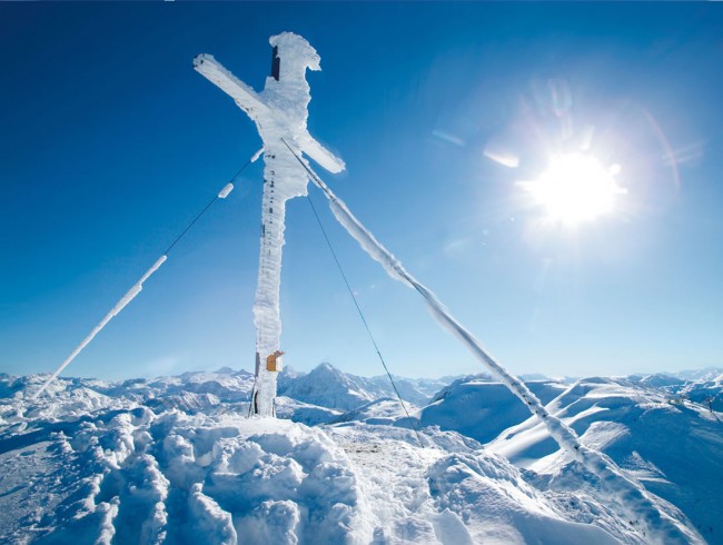 Verschneites Gipfelkreuz in Flachau