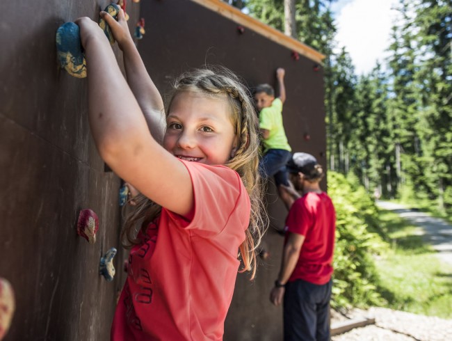 Kinderklettern bei Floris Erlebnispfad in Flachau © Flachau Tourismus | zooom productions 